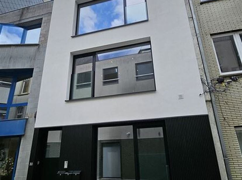 Deze rustige zijstraat is gunstig gelegen op wandelafstand van winkels, openbaar vervoer, scholen en het levendige stadscentrum van Oostende. Het appa