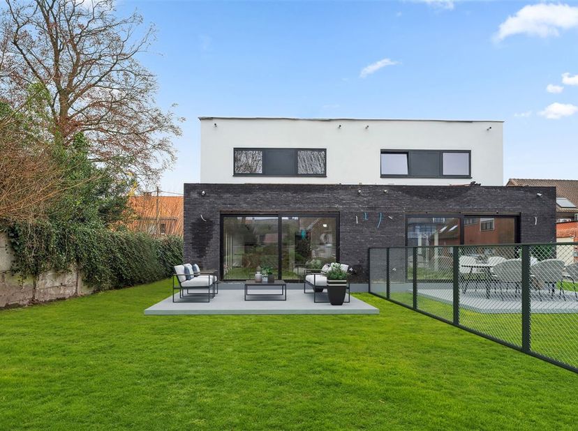 In deze verkeersluwe straat in Tildonk (Haacht), ligt deze binnenin quasi volledig afgewerkte fonkelnieuwe halfopen BEN-woning met gelijmd zwart metse