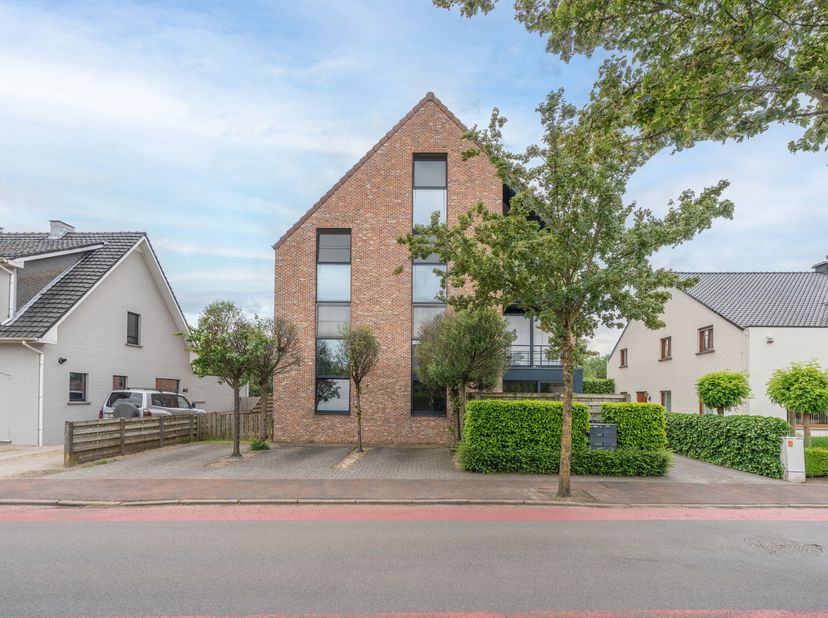 Duplex appartement met 2 slaapkamers en garagebox te centrum Vosselaar&lt;br /&gt;
136 m² bewoonbaar | Terras | Garage euro20.000 | Elektriciteit conform!&lt;b
