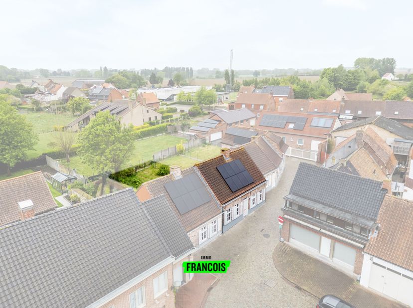 À Watou (section de la ville de Poperinge), dans un emplacement calme et charmant, se trouve ce bungalow. Cette maison rénovée n&#039;a aucune obligation d