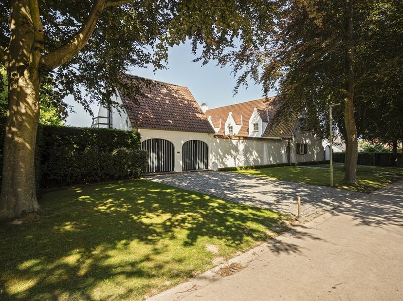 Witte vastgoedparel op toplocatie  karakter, ruimte en luxe op 1510 m² &lt;br /&gt;
In een van de meest gegeerde buurten, verscholen achter een charmante op