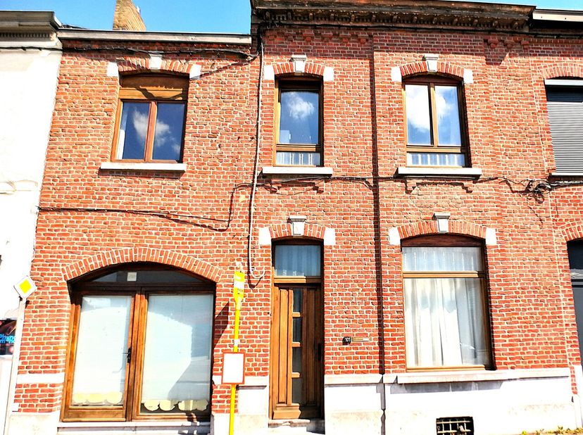Grande maison avec possibilité de division en 2 logements + cour et jardin Composition : Rdch : Hall d&#039;entrée, bureau, salon, salle à manger, cuisine