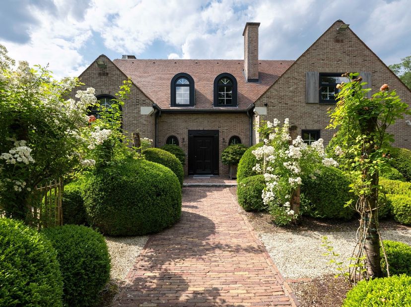 Deze topvilla van de hand van Bart Moors en Bart Lens gelegen in de residentiële buurt Sterrebos, is afgewerkt met de beste materialen. Het uitzonderl