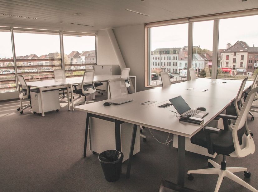 Fantastisch gelegen full service kantoor met een oppervlakte van 63 m² (+/- 16 personen) te huur NAAST de Kleine Ring (R40) en station Dampoort (wande