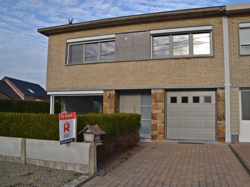 Woning met 3 slaapkamers en garage, gelegen te Oude Molsebaan 11 te Balen.&lt;br /&gt;
De woning omvat op het gelijkvloers:&lt;br /&gt;
inkomhal met trap naar ver