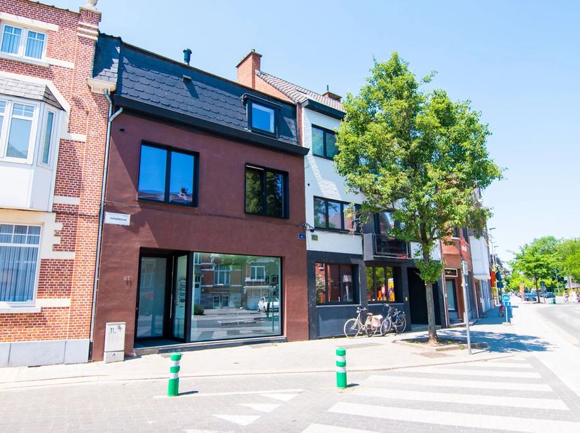 Gelijkvloerse commerciële ruimte op toplocatie!&lt;br /&gt;
Onmiddellijk beschikbaar.&lt;br /&gt;
Net buiten de kleine ring, op de hoek van de Luikersteenweg met