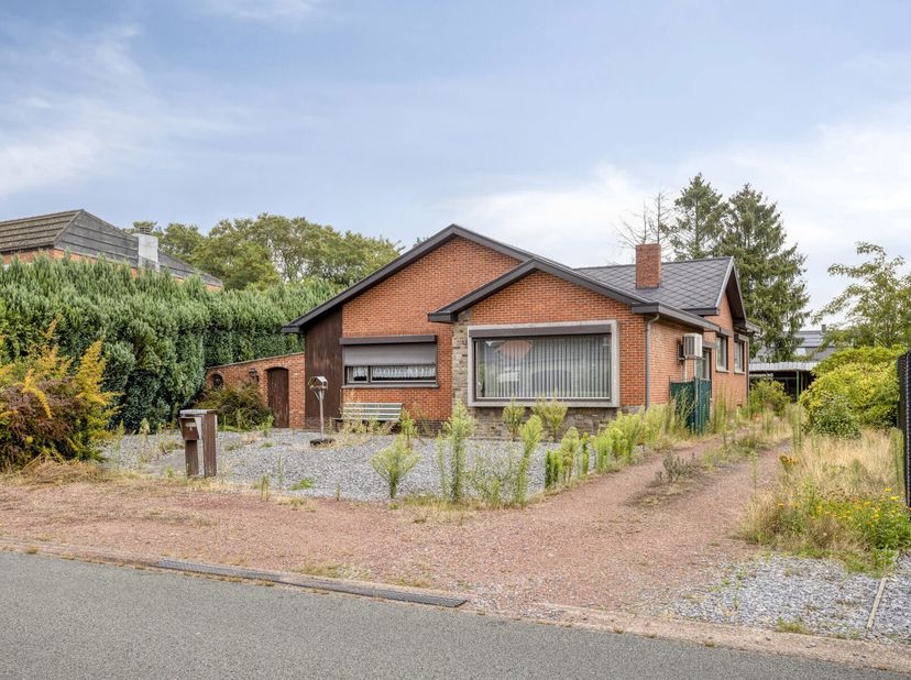 Langs het natuurparken Hengelhoef vinden we deze gezellige laagbouwwoning met 3 slaapkamers. De woning is gelegen op een steenworp van de autosnelweg