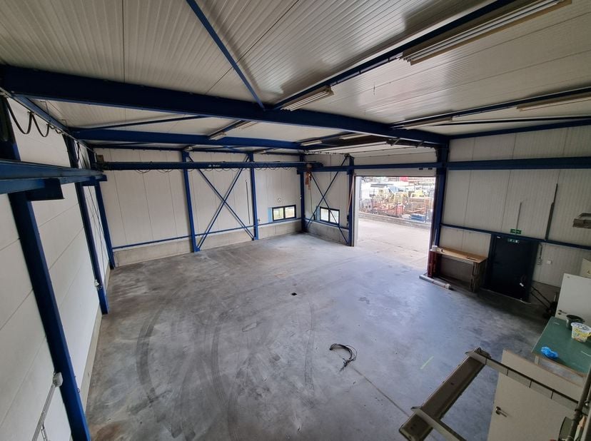 Uitstekend gelegen industrieel gebouw/magazijn met kantoorruimte (400m²).&lt;br /&gt;
Performant industrieel gebouw met volledig vernieuwde kantoorruimte.&lt;b