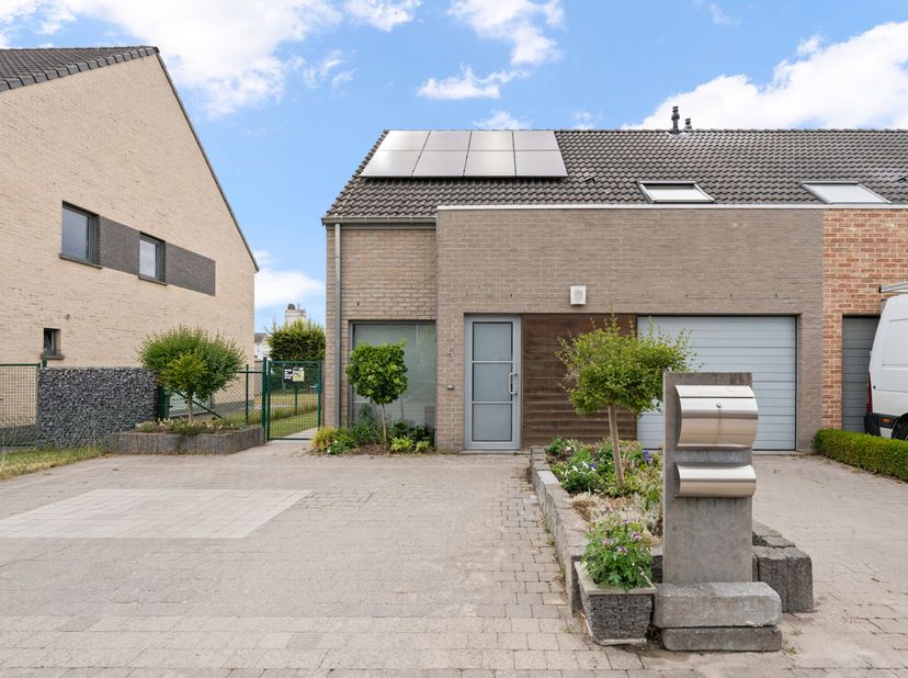 Een knusse en instapklare woning te Tremelo! Langs de uitnodigende hal komen we in de ruime woonkamer met bureauruimte, veel licht en ruimte. Aansluit