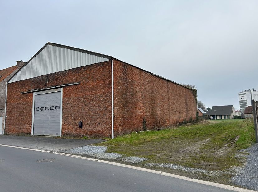 Grote vlasloods met zowel voor - als achteraan een hoge inrijpoort. Oppervlakte loods: 392m² (16mx24.50m)&lt;br /&gt;
Mits wat opfrissing zeker een interess