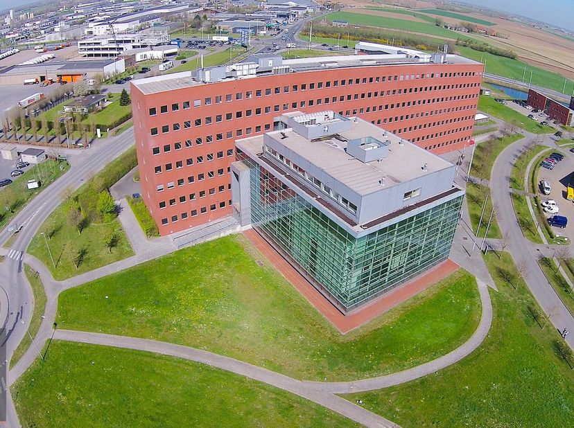 INDELING:&lt;br /&gt;
Gelijkvloers:&lt;br /&gt;
Ontvangstbalie - open in te richten ruimte - kitchenette - bar-gedeelte -gemeenschappelijk sanitair in de inkomhal