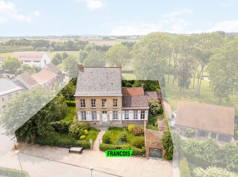 Dans le charmant village de Watou, dans un emplacement paisible, se trouve cette authentique maison de presbytère. Ce terrain s&#039;étend sur une superfic