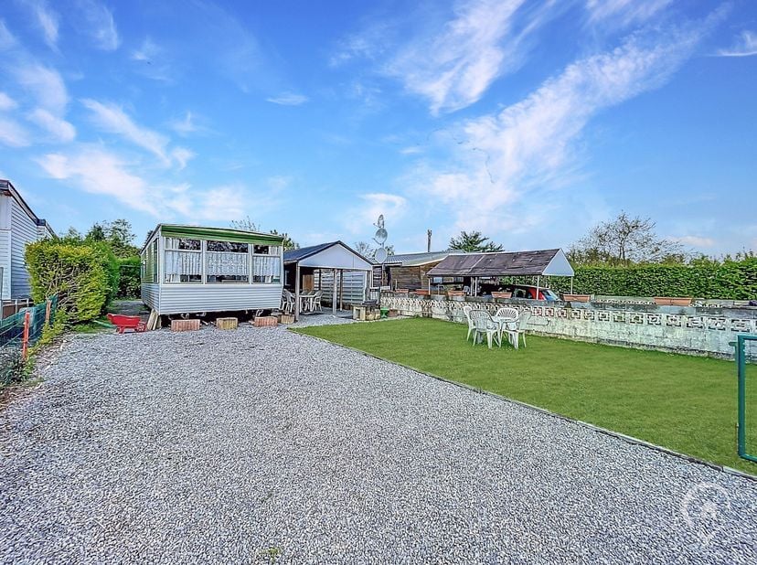 Vos Agences Condrogest Dinant vous propose cette caravane résidentielle située sur une parcelle privative de 250 m², sur les hauteurs d&#039;Hastière. Très