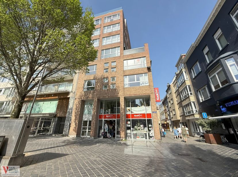 Hoekpand met centrale ligging op de Groentemarkt - gelegen op een dynamische pleinlocatie met uitstekende visibiliteit, aan de zonnekant - recent gebo