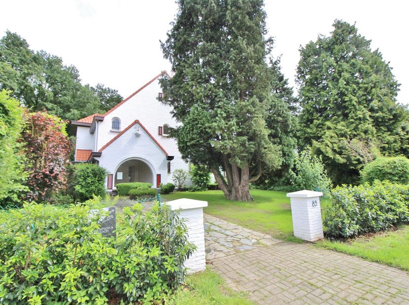 Victoire Junot vous propose cette élégante villa 4 façades, idéalement située dans le quartier très recherché du Val Duchesse à Auderghem, en lisière