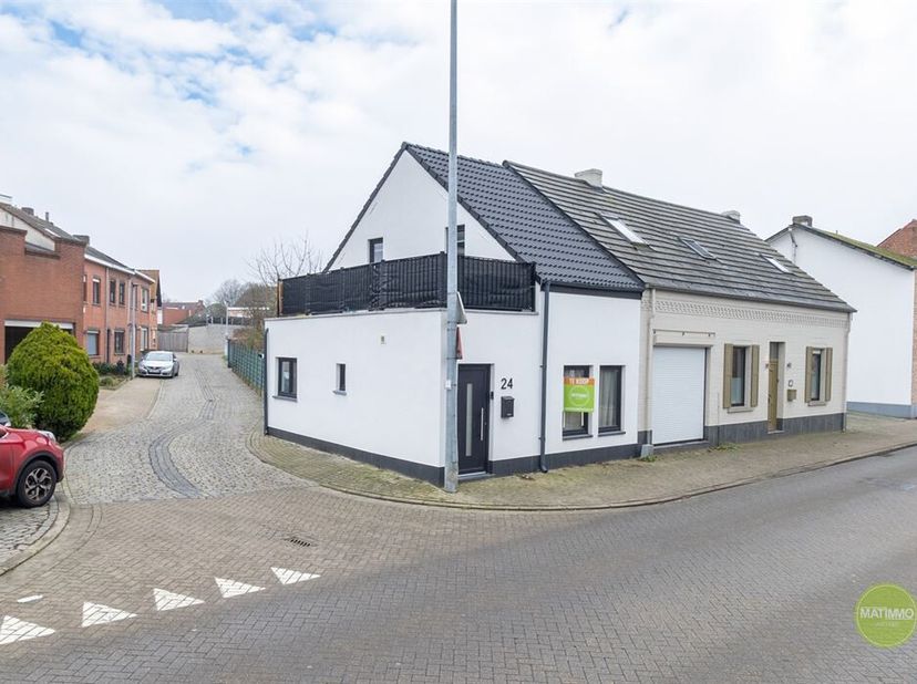 Instapklare halfopen woning met 2 slaapkamers en terras in Meerhout&lt;br /&gt;
Ontdek deze volledig gerenoveerde halfopen woning vlakbij het centrum van Me