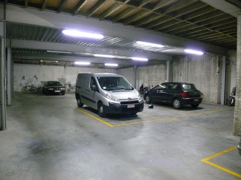 Parkingplaats nr 7 en 5 te huur in kleinschalig parkingcomplex van 11 parkeerplaatsen - de ene is onmiddellijk beschikbaar, de andere vanaf 1 januari