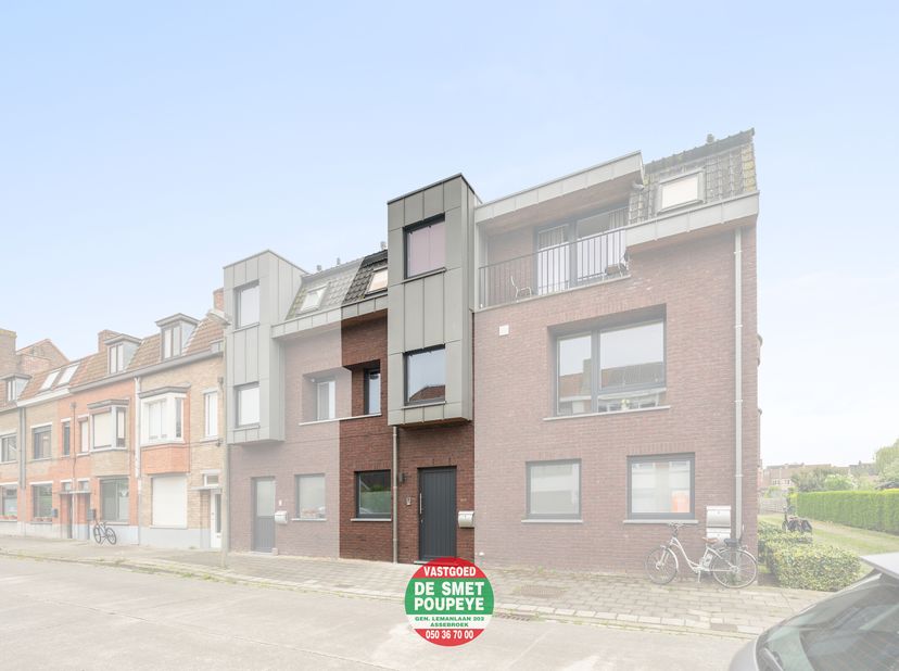 VRAAGPRIJS - In een rustige buurt, grenzend aan Kristus-Koning, is deze recente woning gelegen. Openbaar vervoer, supermarkten, winkels, liggen in de
