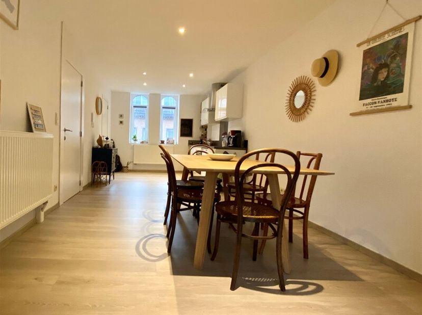 Superbe appartement situé au coeur de Mouscron proche des commodité. Une belle superficie de 98 m² sur 2 étages. Une cuisine équipé, un living et salo