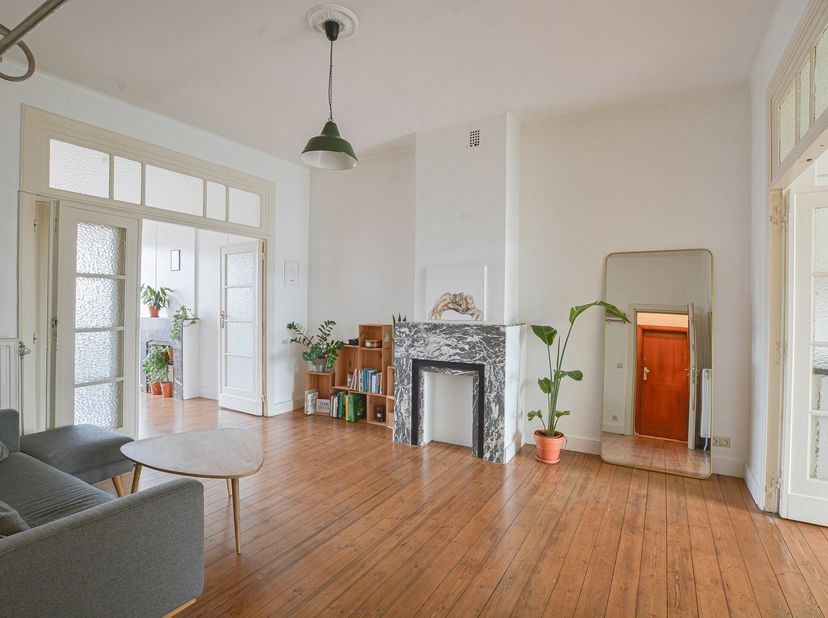 Maxime Real Estate stelt een lichtvol en ruim 2-slaapkamerappartement voor in het hart van Brussel.&lt;br /&gt;
Gelegen in een authentieke en charmante wijk