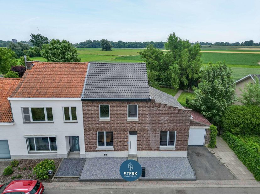 RECENT OPGEKNAPTE GEZINSWONING OP EEN GROENE LOCATIE TE VELDWEZELT !&lt;br /&gt;
We vinden deze halfopen woning met een bewoonbare oppervlakte van 174 m² te