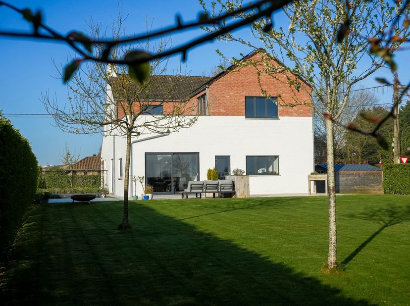 **Lichtrijke villa met landelijke vergezichten en moderne comfort!**&lt;br /&gt;
Deze ruime vrijstaande woning van 267 m² groot, gelegen op een perceel van