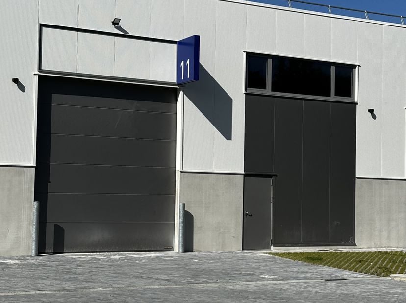 NOUVELLE surface d&#039;entrepôt totalisant 240m² d&#039;espace de stockage et d&#039;atelier, idéalement située à Hélécine le long de l&#039;autoroute E40 à moins de 30