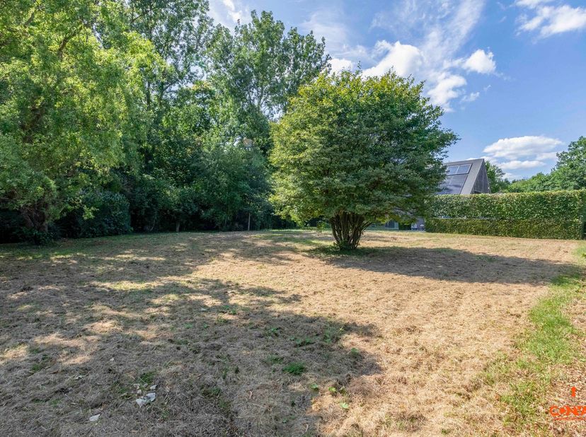Deze bouwgrond van maar liefst 1.076 m² is gelegen in Wondelgem op de grens met Mariakerke. Deze rustige en residentiële buurt, waar het aangenaam won