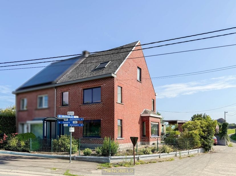 TE RENOVEREN HALFOPEN BEBOUWING op een rustige ligging in het LANDELIJKE ZWALM. Deze woning biedt DRIE VOLWAARDIGE SLAAPKAMERS, een aangename tuin, ee