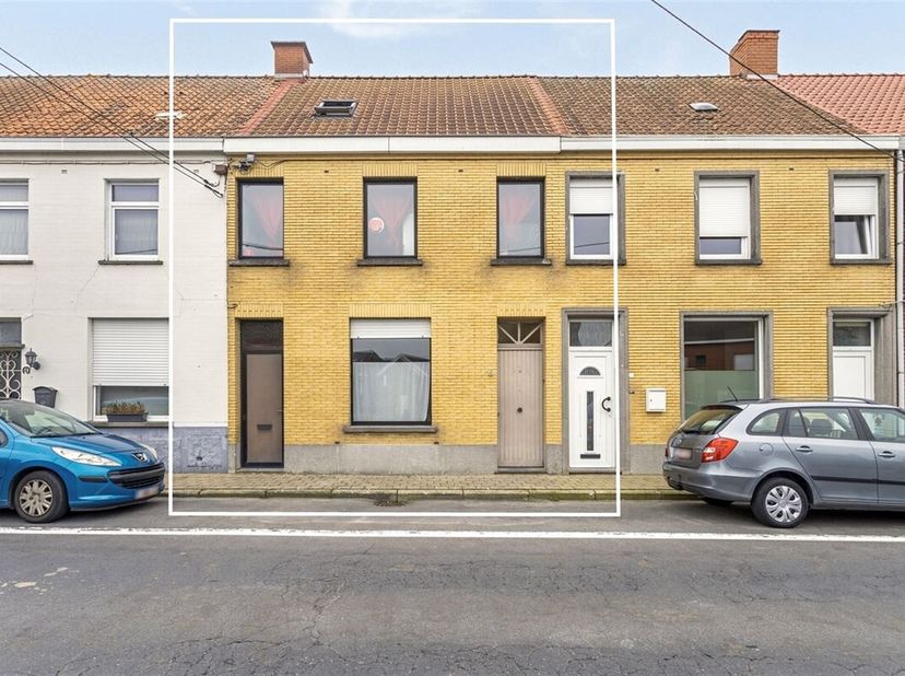 Cette solide maison mitoyenne avec passage latéral et accès arrière via le jardin est située à quelques centaines de mètres de pistes cyclables et péd