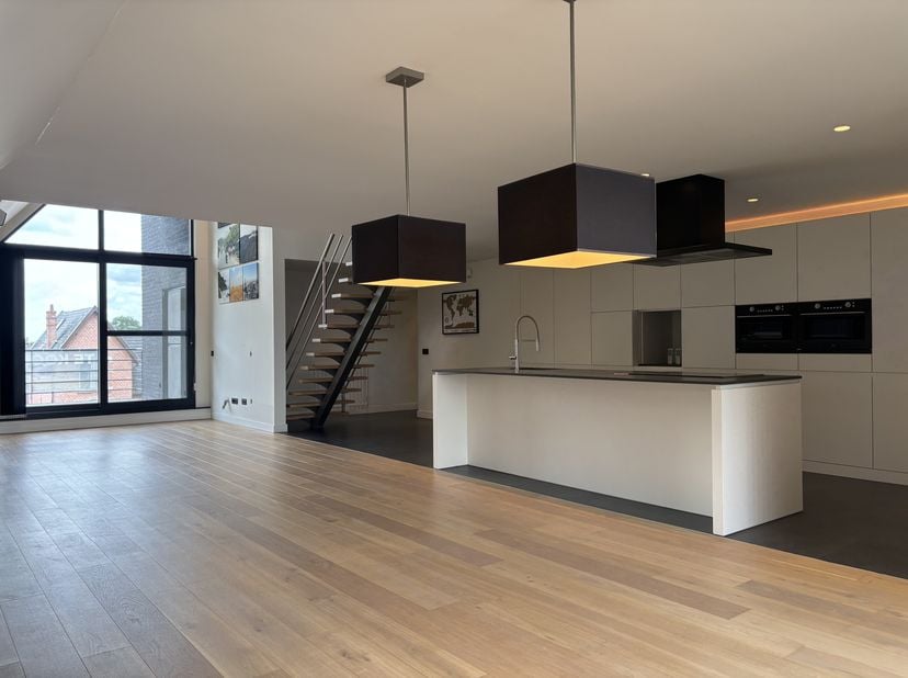 Highlights zijn dat het een uitstekend geïsoleerd appartement met een A-label betreft, &lt;br /&gt;
met een high-end duurzame prachtige inrichting op maat,&lt;