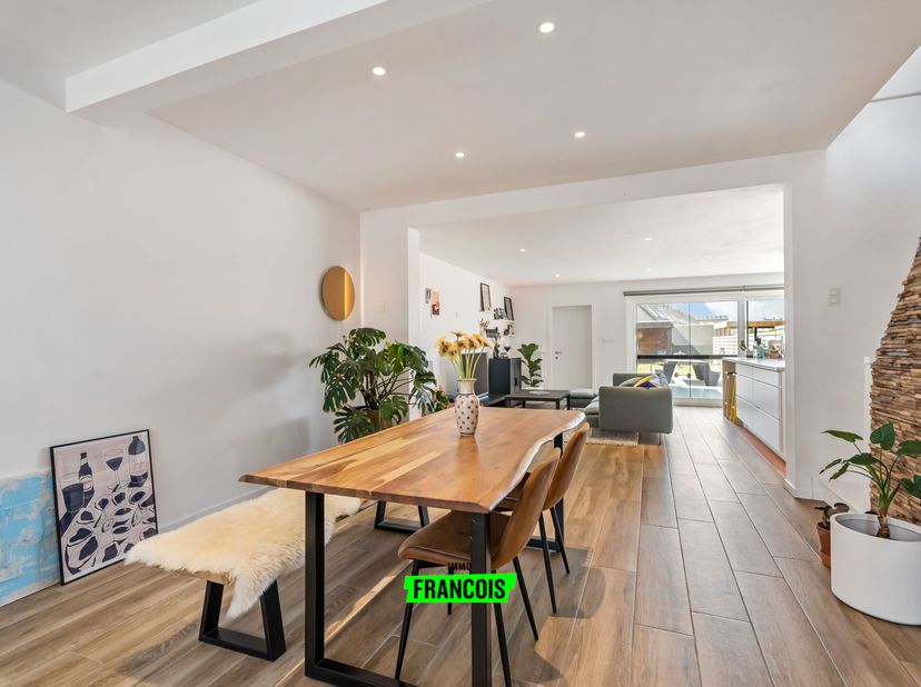 Cette maison rénovée se trouve dans la zone rurale de Nieuwkapelle, un quartier de Diksmuide. Les commerçants locaux sont accessibles à pied, tandis q