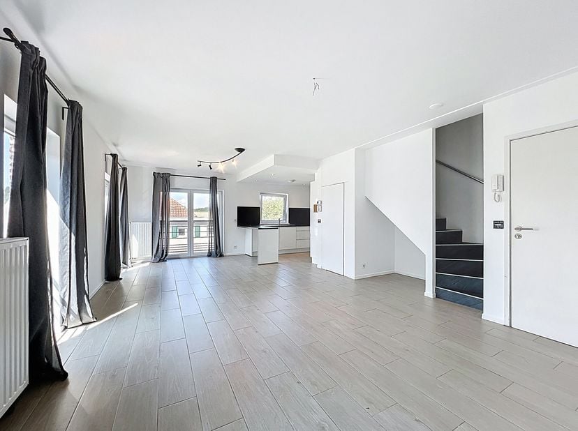 Dans rue calme à proximité du Wauterbos.&lt;br /&gt;
Triplex de 125m² : Séjour avec carrelages au sol et cuisine ouverte Siemens.&lt;br /&gt;
3 chambres (20, 9 et