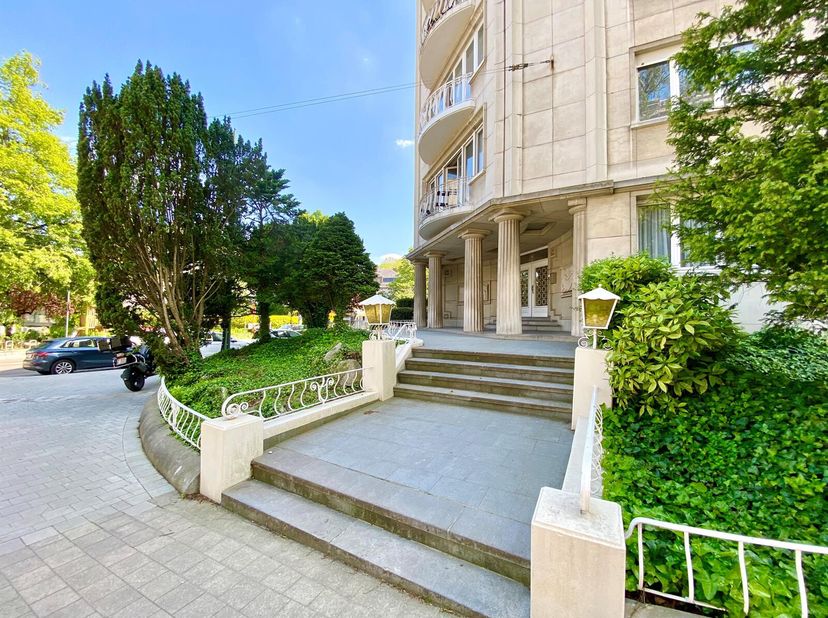 Victoire-Junot vous présente ce bel appartement situé dans un immeuble classique du quartier Roosevelt/ULB. L&#039;appartement de +/- 110 m² se compose d&#039;u