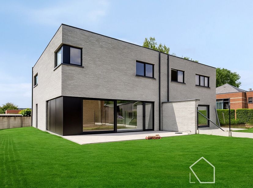 Deze energiezuinige en instapklare halfopen nieuwbouwwoning (lot 2) omvat op het gelijkvloers een inkomhal, toilet, garage met berging en een lichtrij