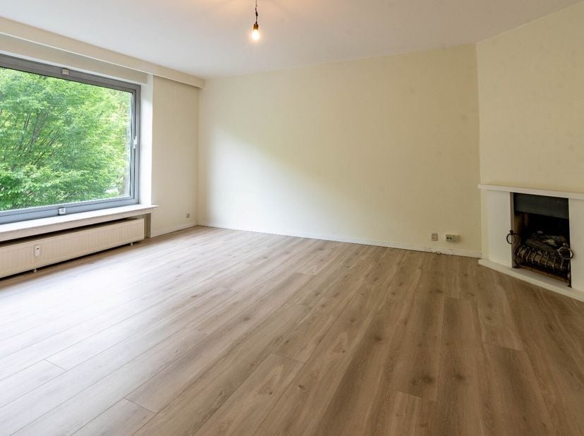 Gezellig 2-slaapkamer appartement op de 3de verdieping van een verzorgd gebouw met lift! Zeer rustig gelegen en toch op wandelafstand van winkels en o