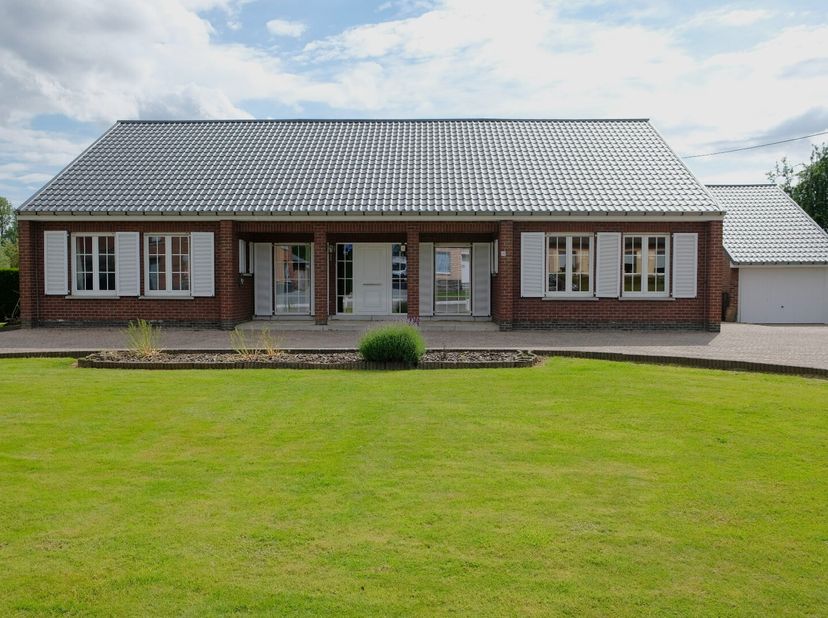 Ruime open bebouwing te Bambrugge, type bungalow, met op het gelijkvloers een inkomhal, een bureau, een woonkamer, een gesloten keuken met toestellen