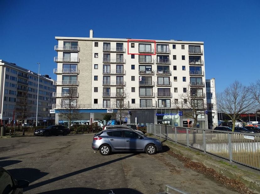 Ligging: Dit ruim 2 slaapkamer appartement is gelegen aan de stadsrand van Mechelen. Het bevindt zich vlakbij winkels, openbaar vervoer en slechts enk