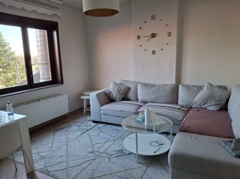 Gelijkvloers vinden we een handelszaak met vooraan een ruimte van zo&#039;n 70m². Erachter een voorraadruimte. Achteraan in de zaak toiletten.&lt;br /&gt;
De zaa
