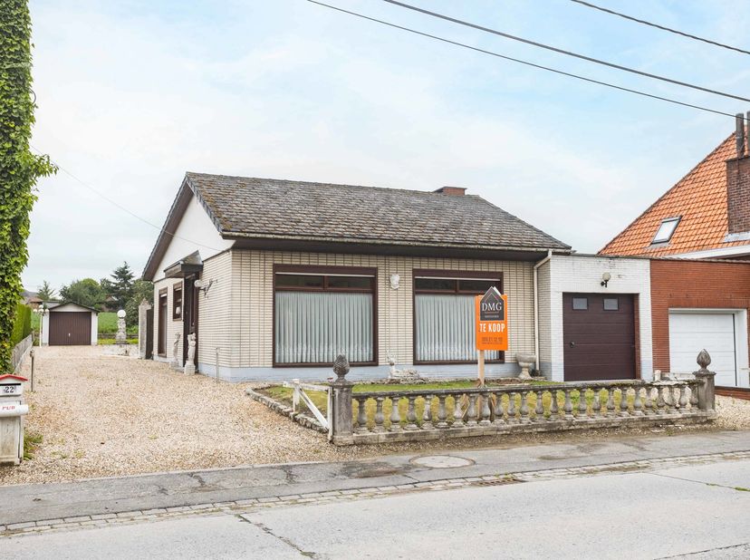Deze rustig gelegen gelijkvloerse woning biedt een opmerkelijk potentieel voor renovatieliefhebbers of investeerders die op zoek zijn naar een persoon