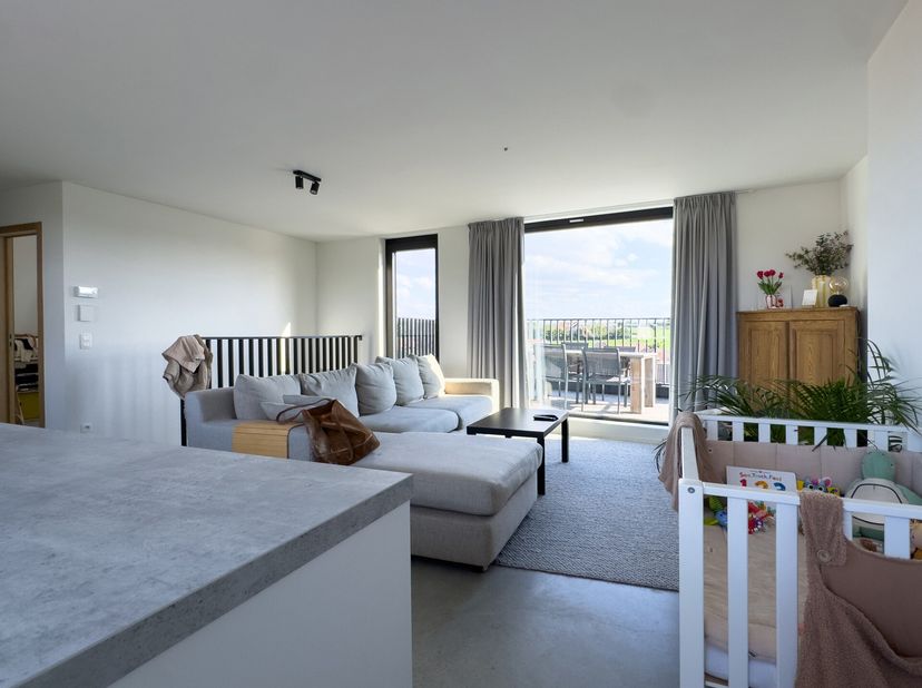 Unieke kans: ruime penthouse met 2 slaapkamers te huur in Anzegem! Gelegen op de bovenste verdieping met panoramisch zicht op de velden.&lt;br /&gt;
De inde