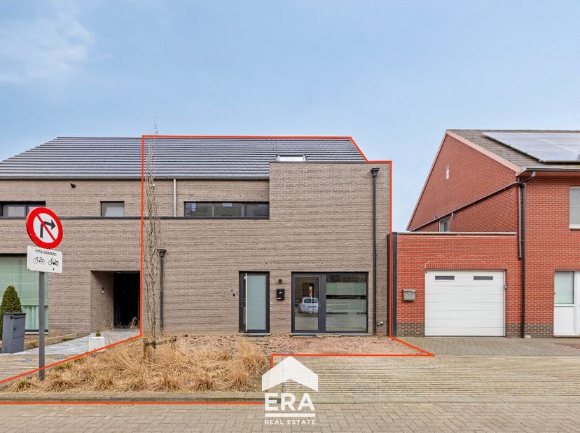Deze moderne, energiezuinige halfopen woning in het centrum van Bocholt biedt een ideale combinatie van comfort en een gunstige ligging. Dankzij het E