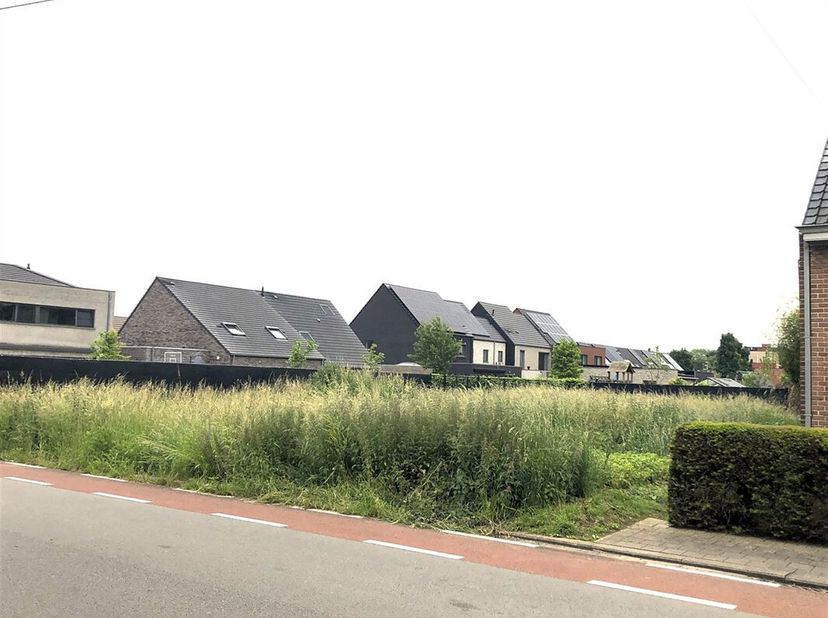 Vlot bereikbaar met een mooie staatbreedte.  Deze 369 m² grond biedt voldoende ruimte voor de bouw van een magazijntje.  Ideaal voor hobby of inzetbaa