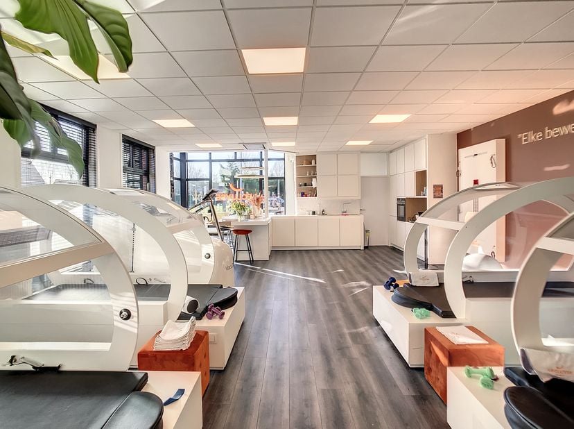 Propriété commerciale d&#039;environ 167 m² dans un emplacement central à Izegem. Grâce aux grandes fenêtres, vous pouvez profiter de beaucoup de lumière n
