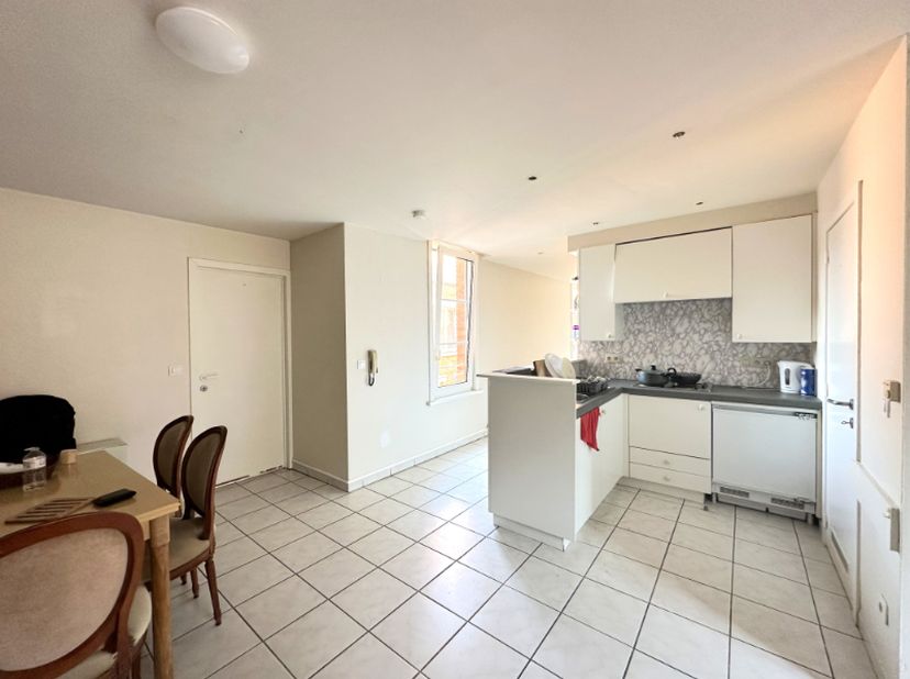 Dit appartement is gelegen op de eerste verdieping in residentie Jacob in de Sint-Jacobsstraat 16, Ieper. Het appartement is gelegen op een uiterst ce