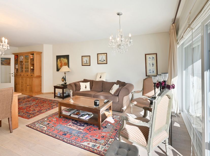Appartement de deux chambres, lumineux et spacieux, situé à deux pas de la place Rubens. L&#039;appartement est situé au troisième étage d&#039;une résidence ré