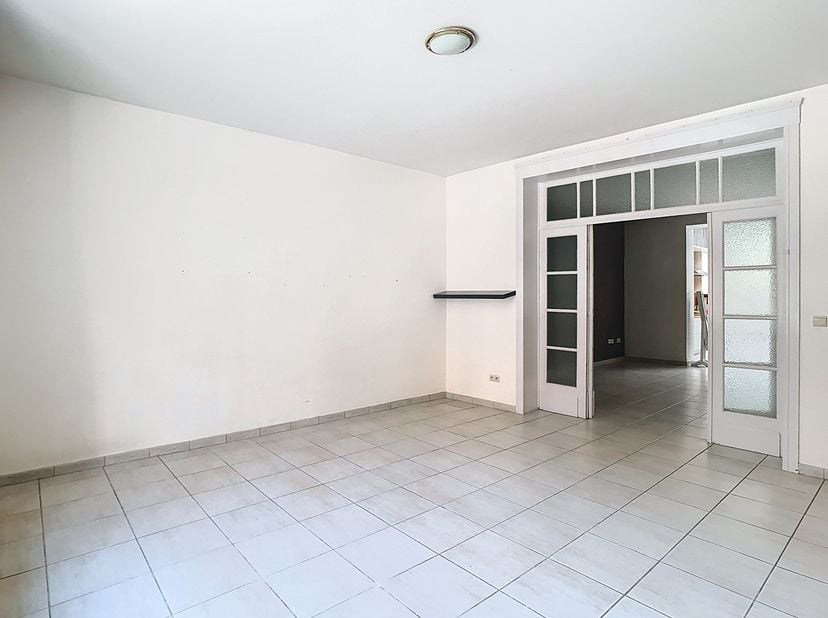 Appartement très spacieux (128 m²) au rez-de-chaussée avec 2 chambres, garage double et terrasse ensoleillée! &lt;br /&gt;
MISE EN PAGE:&lt;br /&gt;
Rez-de-chauss