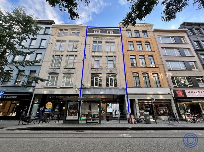 Immeuble de rapport majestueux et bien entretenu dans le style Art Nouveau, avec un rendement de 5,5% ! Ce bâtiment a également un potentiel de dévelo