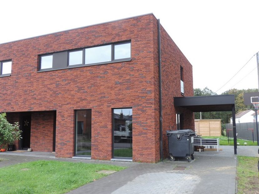Deze ruime en strakke nieuwbouw woning die gebouwd werd in 2020 is gelegen in een zeer rustige omgeving te 3582 Beringen, Wipstraat nummer 13 en heeft