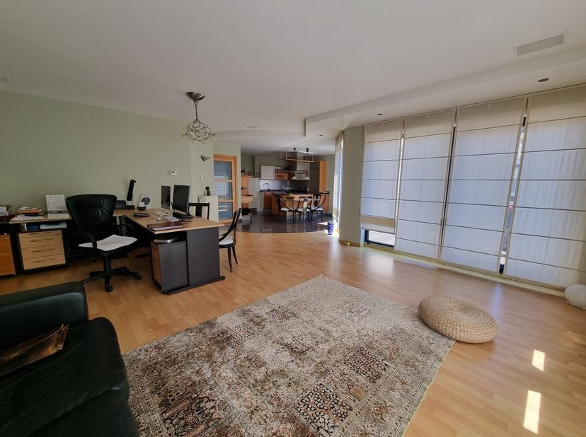 Zeer ruim instapklaar en energiezuinig appartement met 3 slpks, uitstekend gelegen pal in Zonhoven-centrum.&lt;br /&gt;
&lt;br /&gt;
Opp: ca. 135m²&lt;br /&gt;
Opp terr